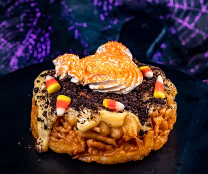 Head over to Stage Door Cafe in Disneyland and grab this awesome Halloween-themed funnel cake!