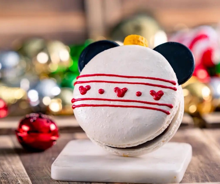 Jolly Holiday in Disneyland always brings the most beautiful macaron and this year is no different! Don't miss ordering a Mickey Ornament Macaron!